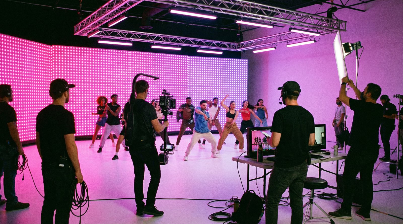 少妇幕后花絮视频